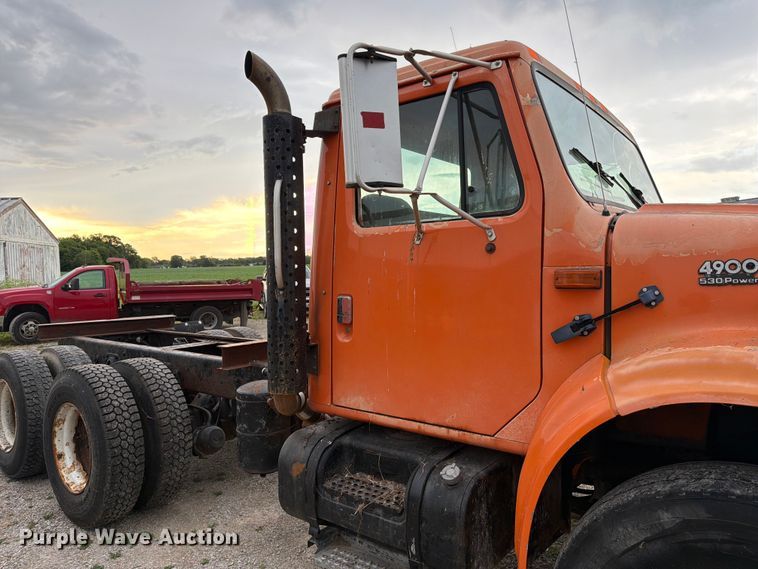 image for item FC3124 2002 International F-4900 truck cab and chassis
