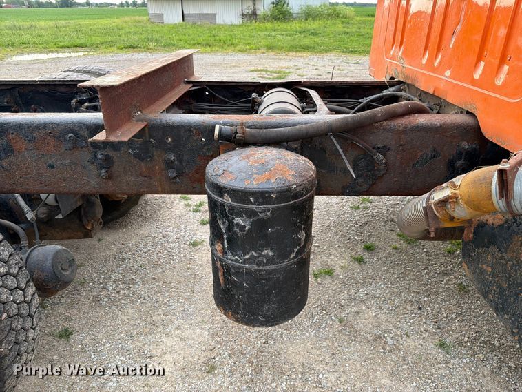 image for item FC3124 2002 International F-4900 truck cab and chassis