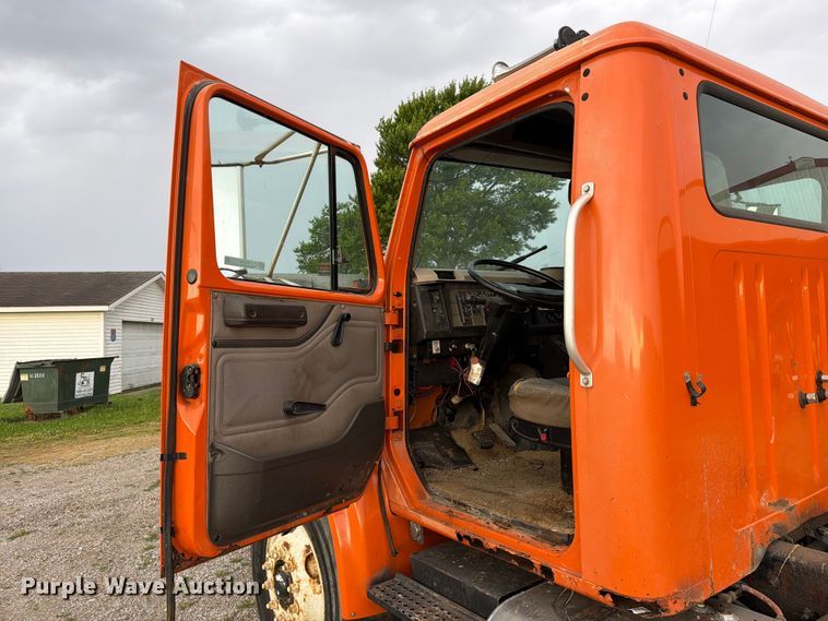 image for item FC3124 2002 International F-4900 truck cab and chassis
