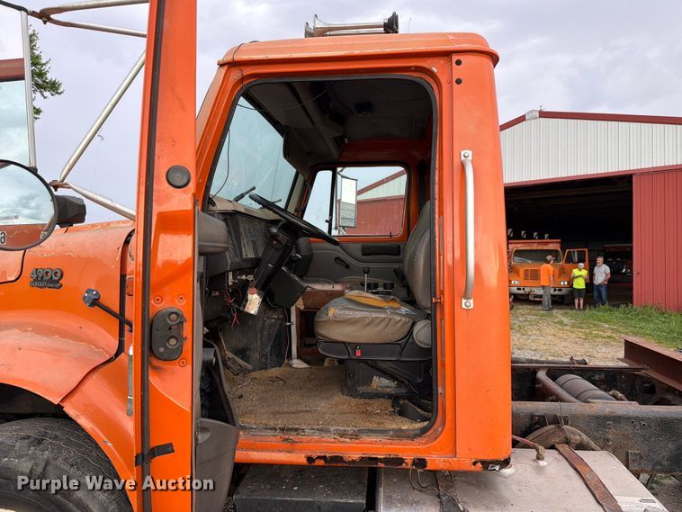 image for item FC3124 2002 International F-4900 truck cab and chassis