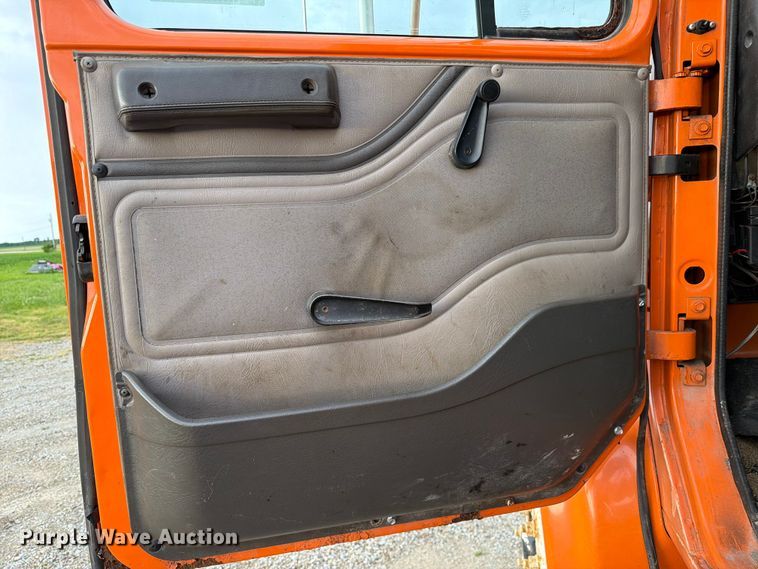 image for item FC3124 2002 International F-4900 truck cab and chassis