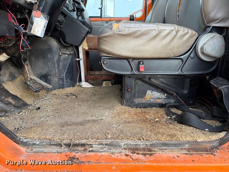 image for item FC3124 2002 International F-4900 truck cab and chassis