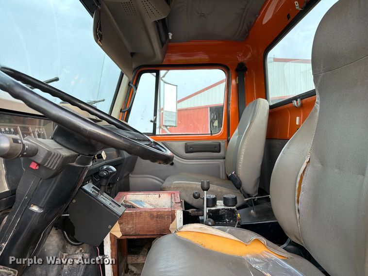 image for item FC3124 2002 International F-4900 truck cab and chassis
