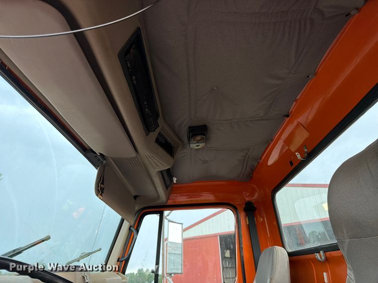 image for item FC3124 2002 International F-4900 truck cab and chassis