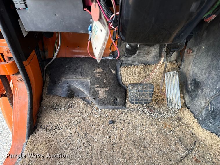 image for item FC3124 2002 International F-4900 truck cab and chassis