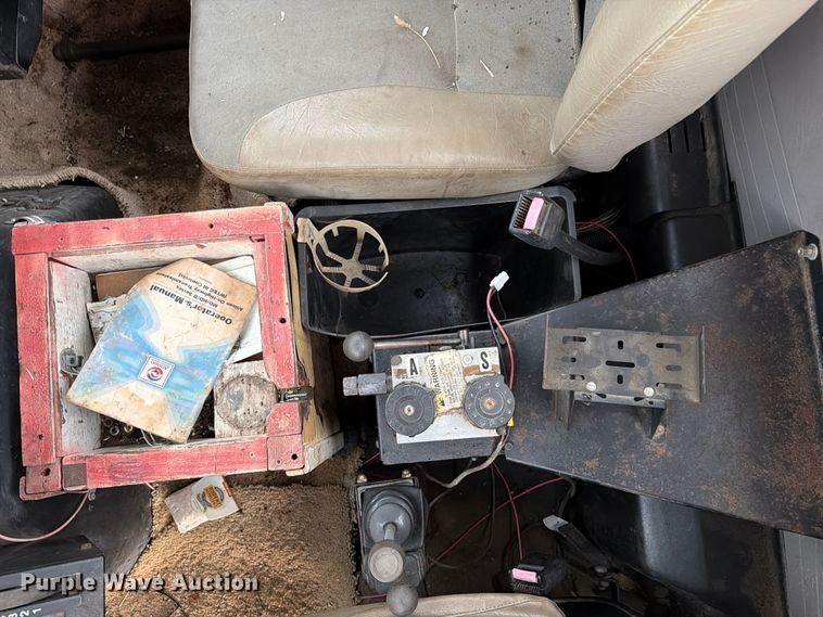 image for item FC3124 2002 International F-4900 truck cab and chassis