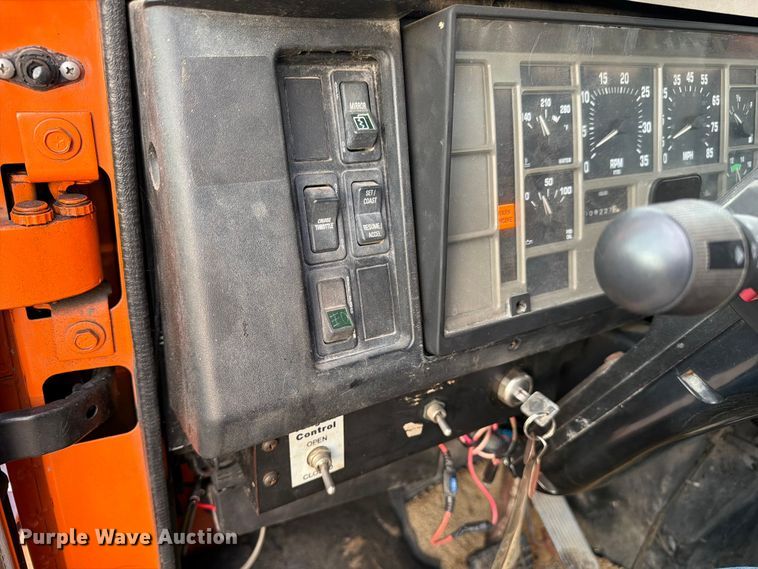 image for item FC3124 2002 International F-4900 truck cab and chassis