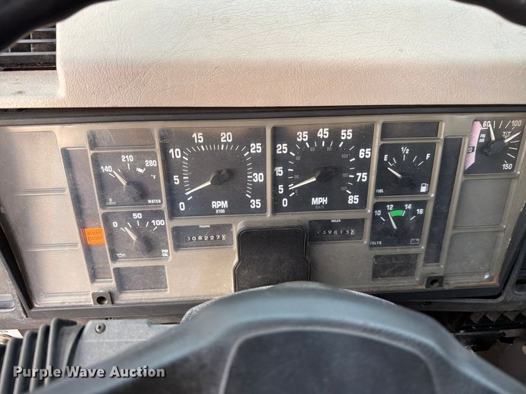 image for item FC3124 2002 International F-4900 truck cab and chassis