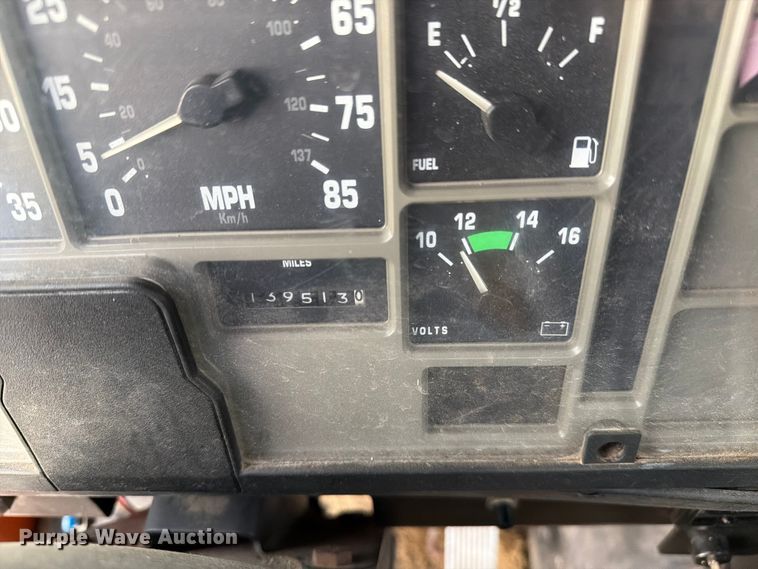 image for item FC3124 2002 International F-4900 truck cab and chassis