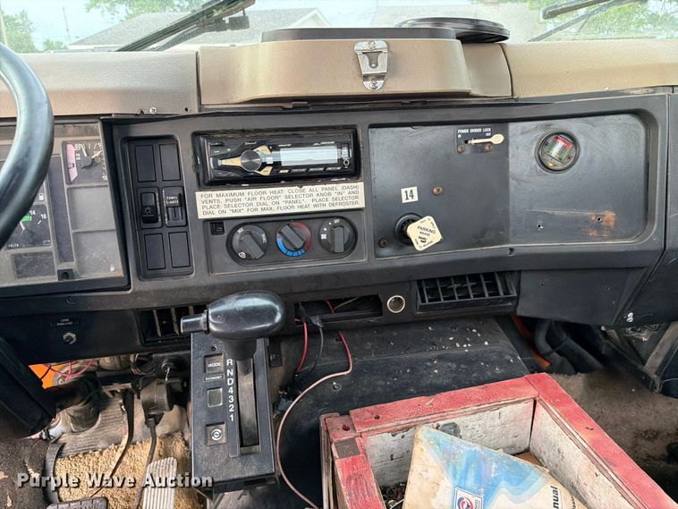 image for item FC3124 2002 International F-4900 truck cab and chassis
