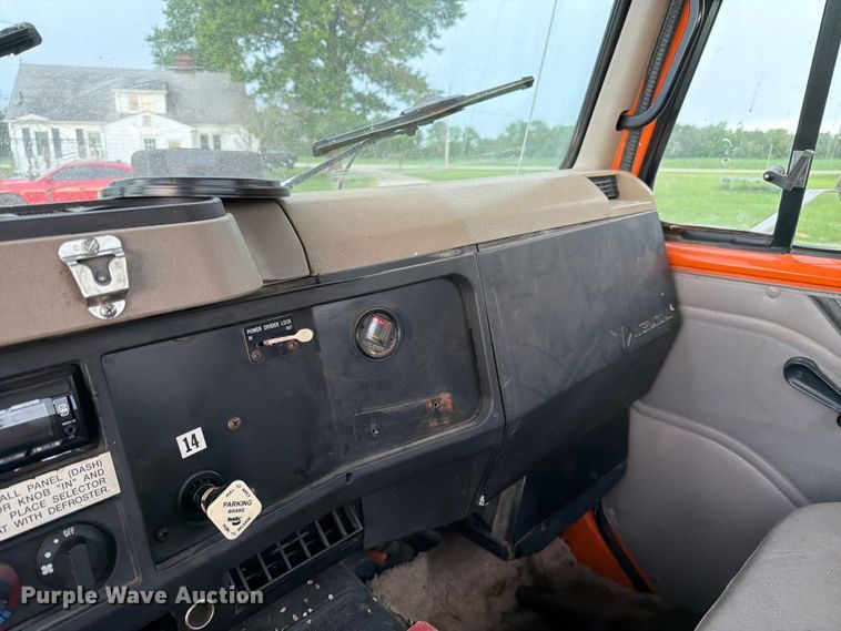 image for item FC3124 2002 International F-4900 truck cab and chassis