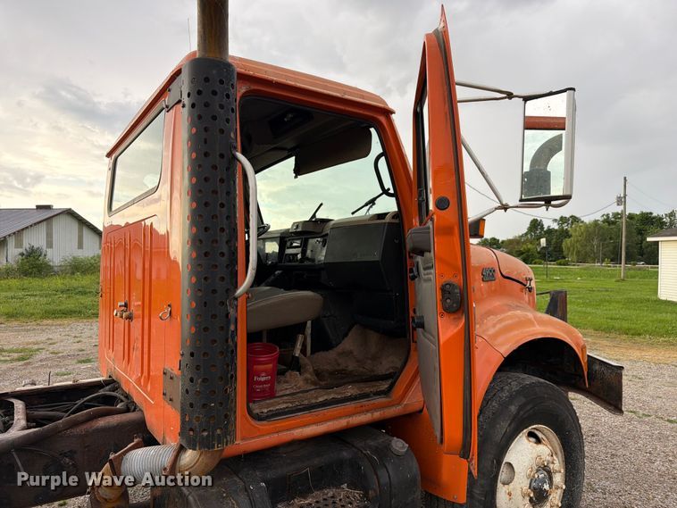 image for item FC3124 2002 International F-4900 truck cab and chassis