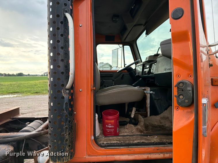 image for item FC3124 2002 International F-4900 truck cab and chassis