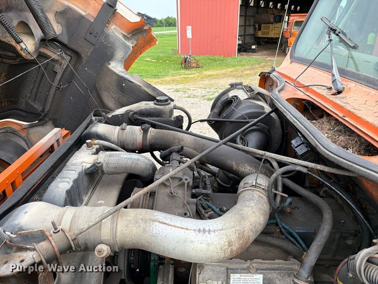 image for item FC3124 2002 International F-4900 truck cab and chassis