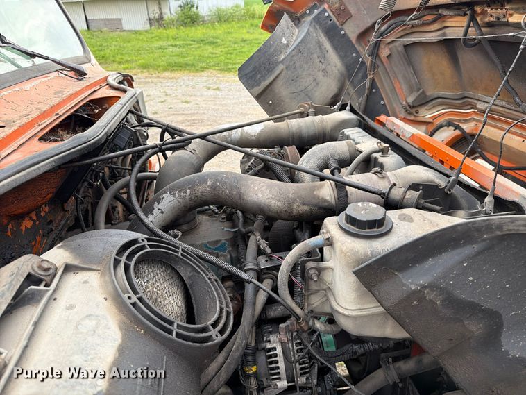 image for item FC3124 2002 International F-4900 truck cab and chassis