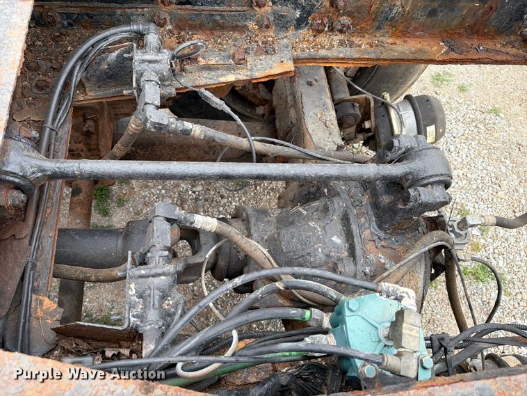 image for item FC3124 2002 International F-4900 truck cab and chassis