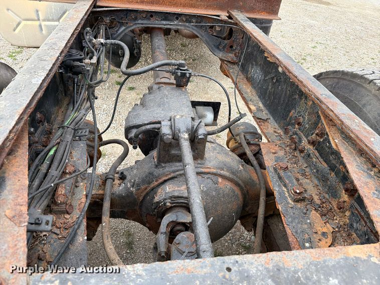 image for item FC3124 2002 International F-4900 truck cab and chassis