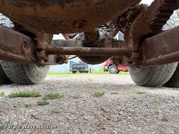 image for item FC3124 2002 International F-4900 truck cab and chassis