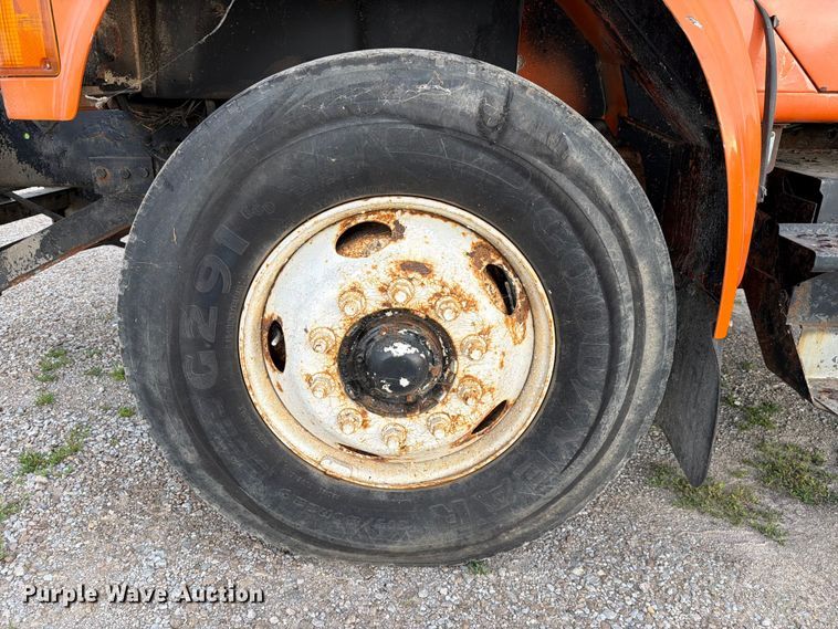 image for item FC3124 2002 International F-4900 truck cab and chassis