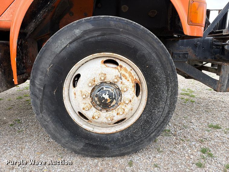 image for item FC3124 2002 International F-4900 truck cab and chassis