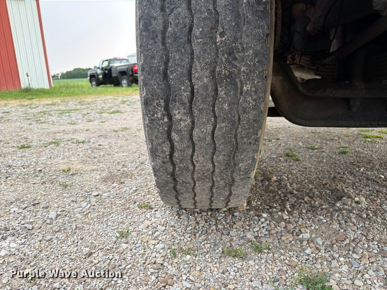 image for item FC3124 2002 International F-4900 truck cab and chassis