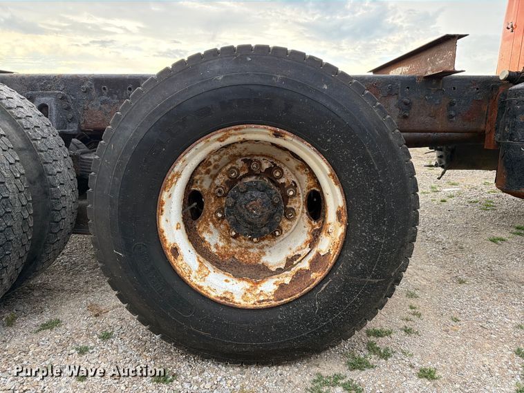 image for item FC3124 2002 International F-4900 truck cab and chassis