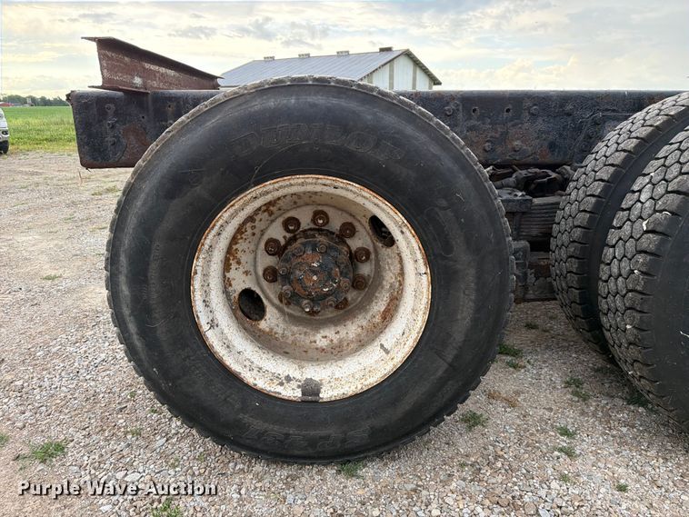 image for item FC3124 2002 International F-4900 truck cab and chassis