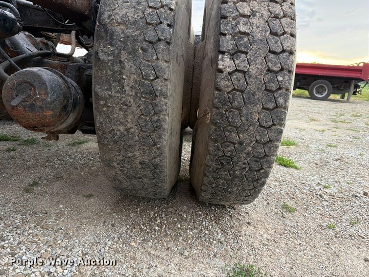 image for item FC3124 2002 International F-4900 truck cab and chassis