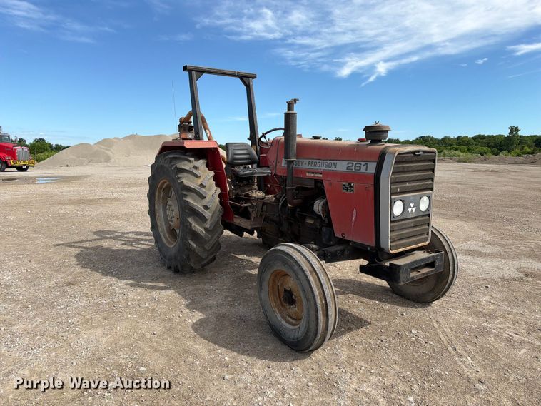 image for item FC3132 1996 Massey Ferguson MF261 tractor