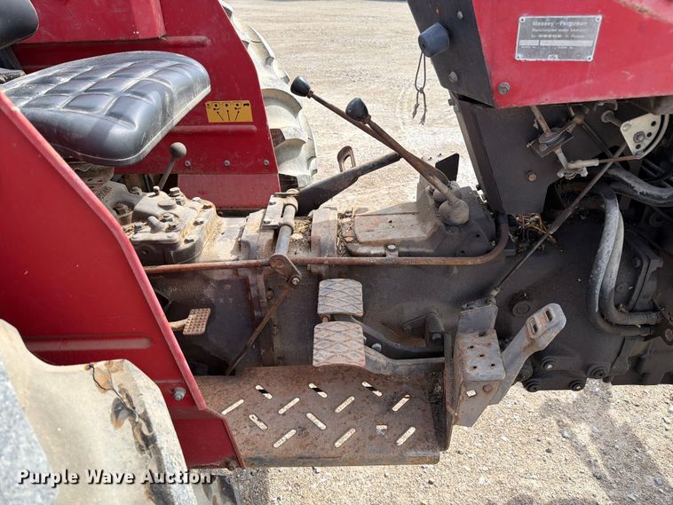 image for item FC3132 1996 Massey Ferguson MF261 tractor