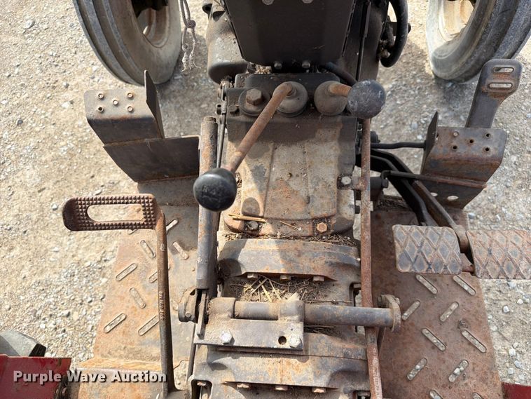 image for item FC3132 1996 Massey Ferguson MF261 tractor