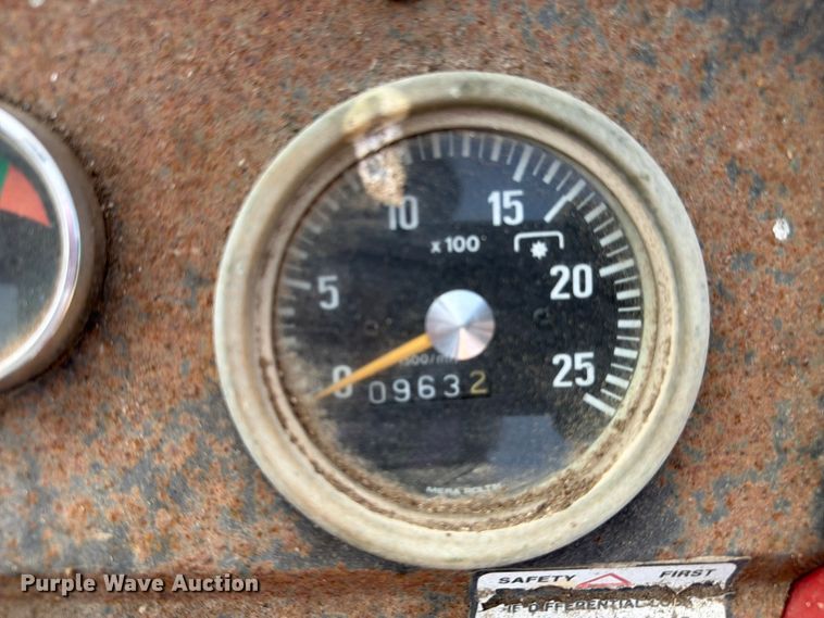image for item FC3132 1996 Massey Ferguson MF261 tractor