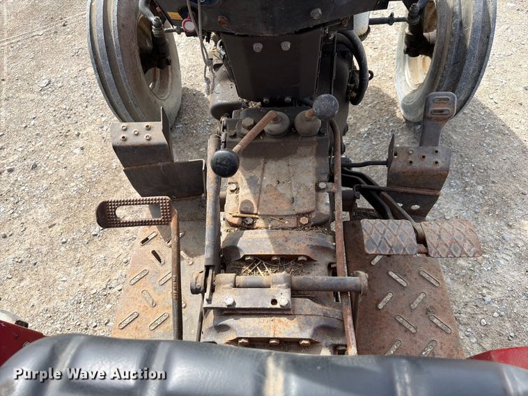 image for item FC3132 1996 Massey Ferguson MF261 tractor