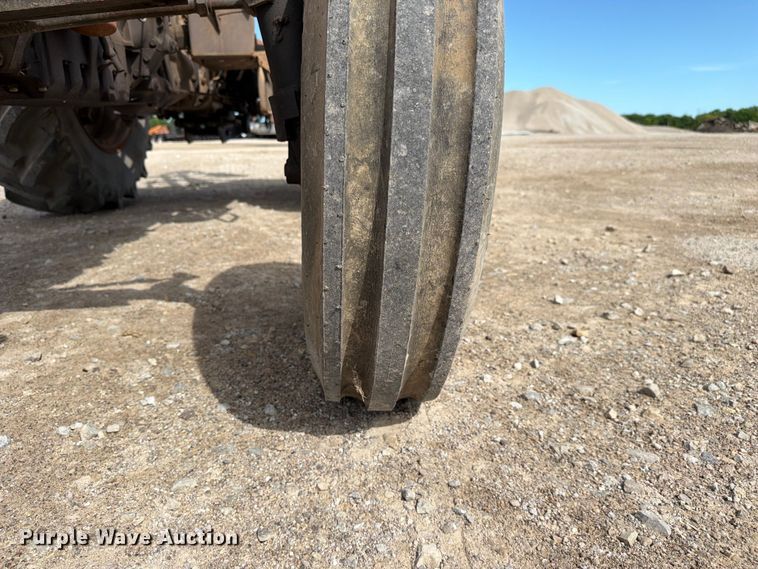 image for item FC3132 1996 Massey Ferguson MF261 tractor