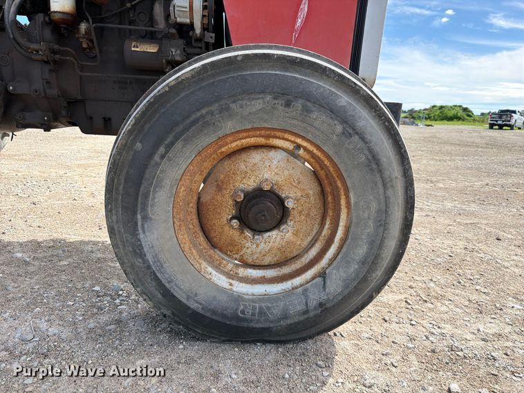 image for item FC3132 1996 Massey Ferguson MF261 tractor