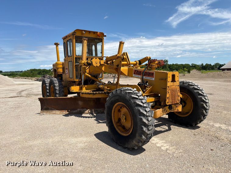 image for item FC3135 1984 Champion D-565T motor grader