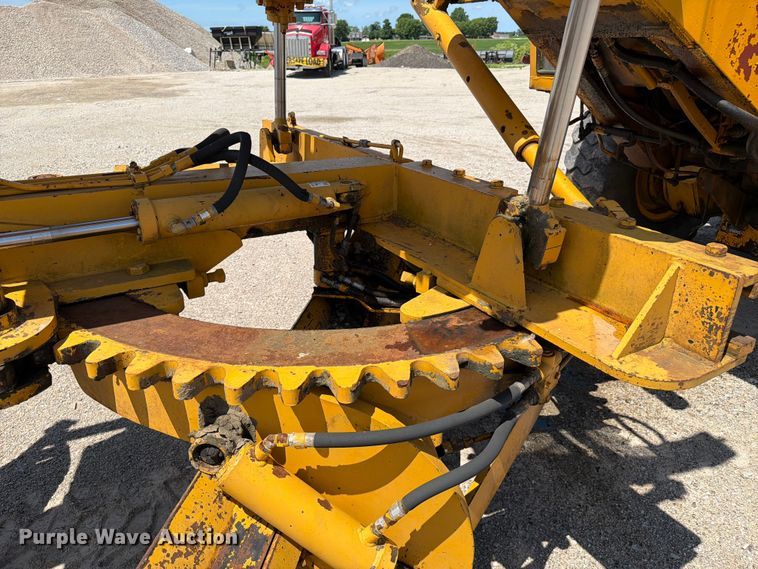 image for item FC3135 1984 Champion D-565T motor grader