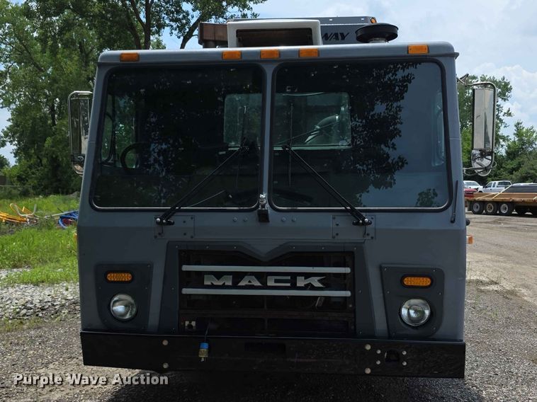 image for item FH6154 2016 Mack LEU633 refuse truck
