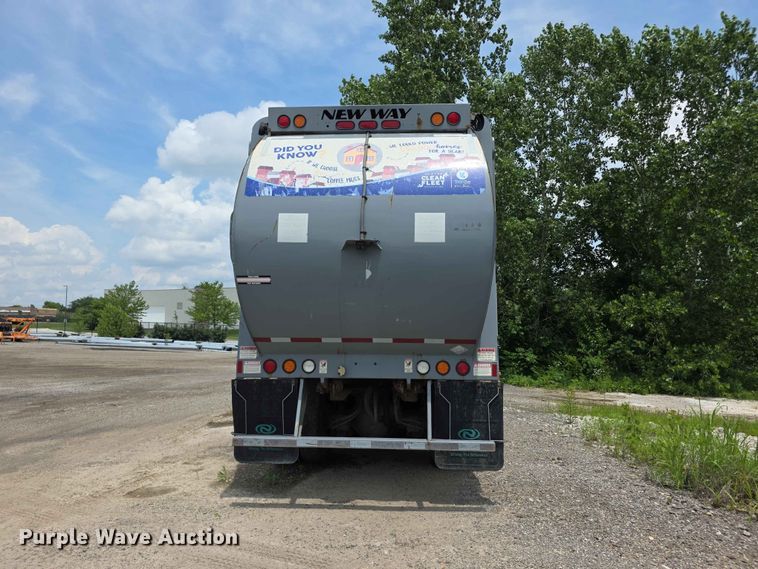 image for item FH6154 2016 Mack LEU633 refuse truck
