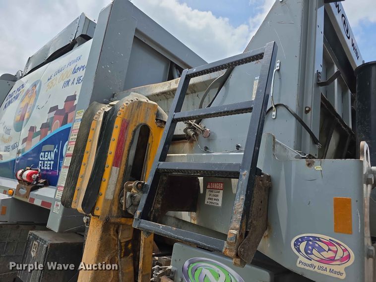 image for item FH6154 2016 Mack LEU633 refuse truck