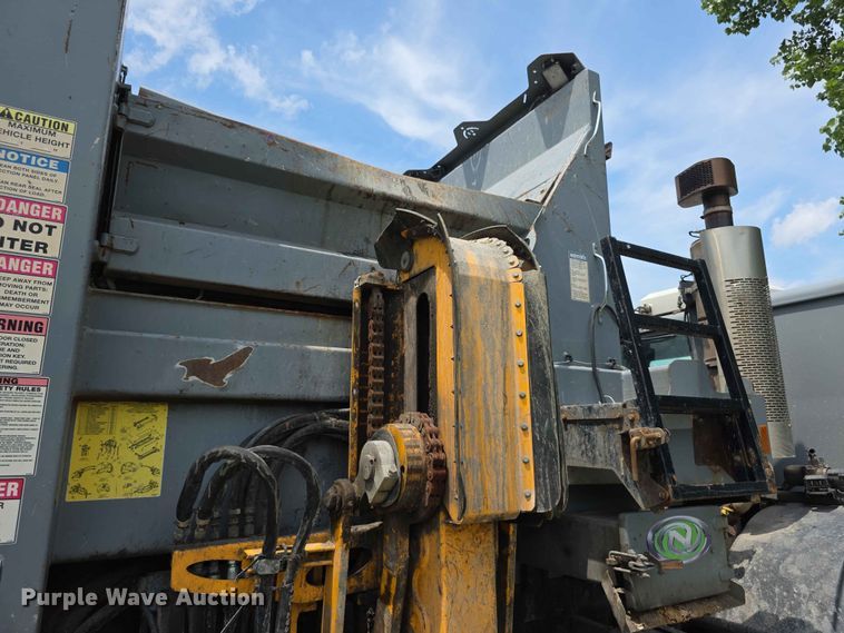 image for item FH6154 2016 Mack LEU633 refuse truck