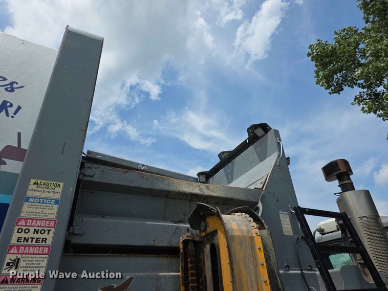 image for item FH6154 2016 Mack LEU633 refuse truck