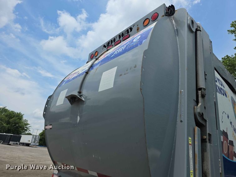 image for item FH6154 2016 Mack LEU633 refuse truck