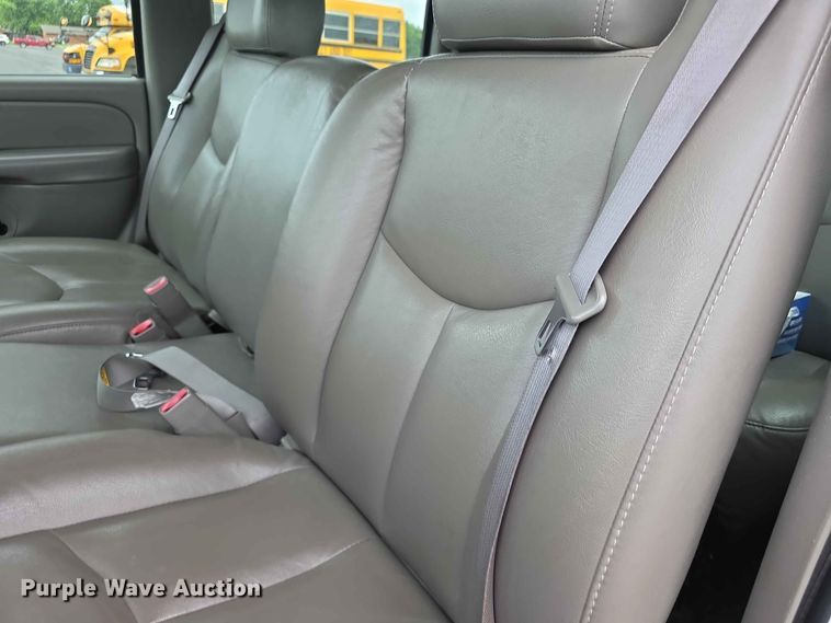 image for item FH6194 2006 Chevrolet Suburban SUV