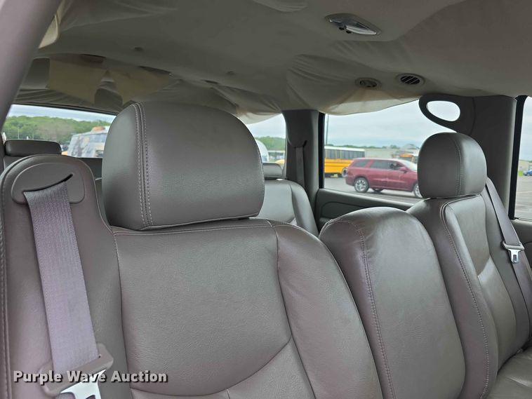 image for item FH6194 2006 Chevrolet Suburban SUV