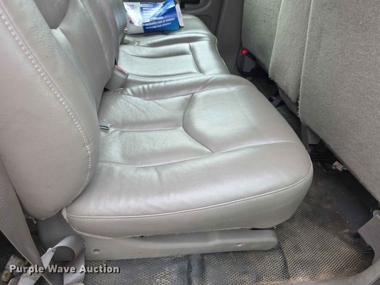 image for item FH6194 2006 Chevrolet Suburban SUV