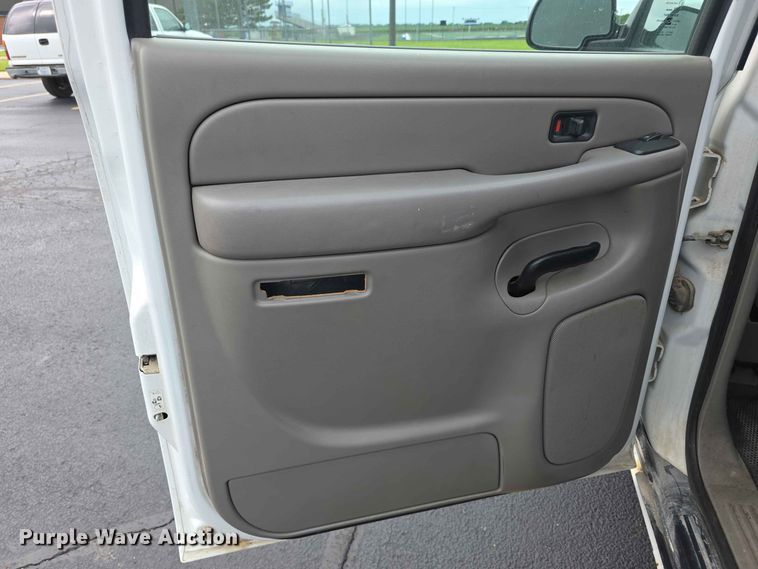 image for item FH6194 2006 Chevrolet Suburban SUV