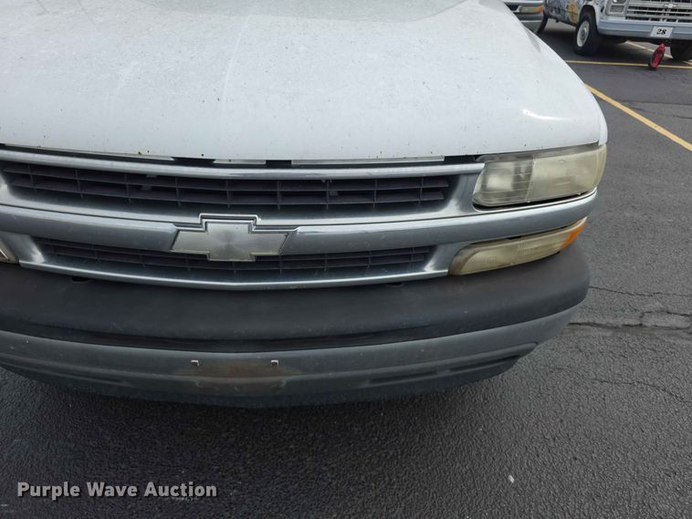 image for item FH6195 2005 Chevrolet Suburban 1500 SUV