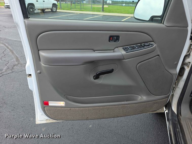 image for item FH6195 2005 Chevrolet Suburban 1500 SUV
