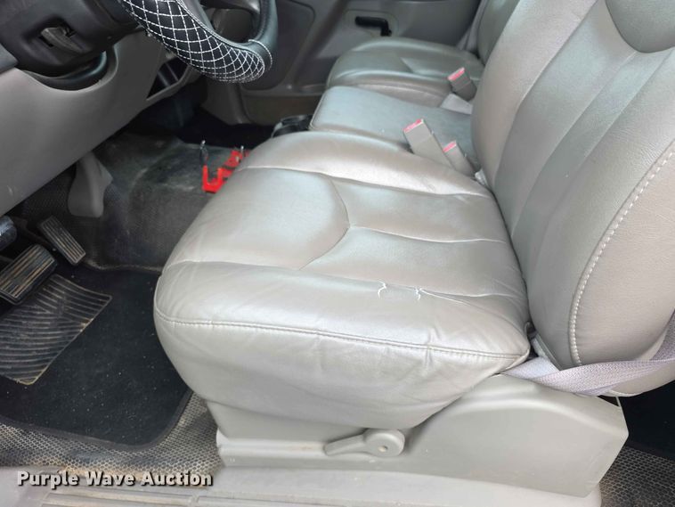 image for item FH6195 2005 Chevrolet Suburban 1500 SUV